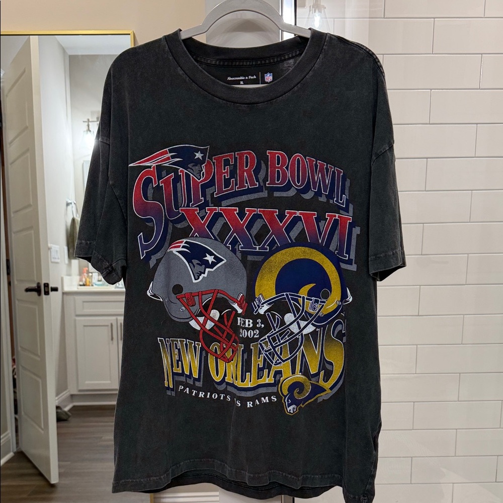 Abercrombie & Fitch NFL Super Bowl XXXVI Patriots/Rams Tee - Black